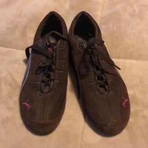 NWOT women’s brown suede Puma sneakers